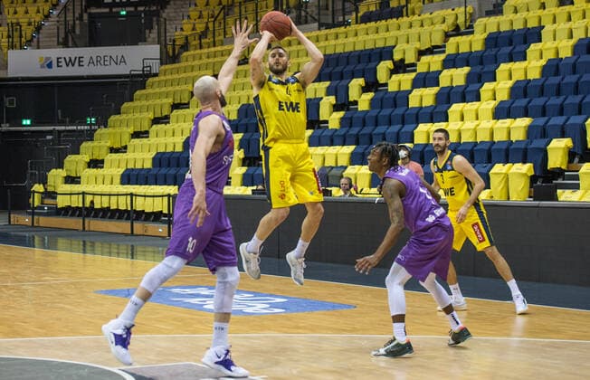 GER, Basketball, EWE Baskets Oldenburg vs BG Göttingen 11.05.2021, EWE Arena, Oldenburg, GER, easy Credit-BBL, EWE Baskets Oldenburg vs BG Göttingen, im Bild Keith HORNSBY (EWE Baskets Oldenburg 4 ) Dennis KRAMER (BG Göttingen 10 ) Deishuan BOOKER ( BG Göttingen 1 ) Braydon HOBBS (EWE Baskets Oldenburg 3 )