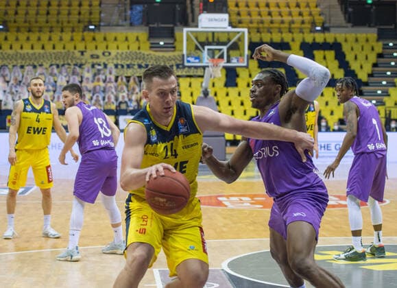 GER, Basketball, EWE Baskets Oldenburg vs BG Göttingen 11.05.2021, EWE Arena, Oldenburg, GER, easy Credit-BBL, EWE Baskets Oldenburg vs BG Göttingen, im Bild Rasid MAHALBASIC (EWE Baskets Oldenburg 24 ) Tai ODIASE ( BG Göttingen 21 )