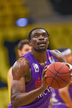 GER, Basketball, EWE Baskets Oldenburg vs BG Göttingen 11.05.2021, EWE Arena, Oldenburg, GER, easy Credit-BBL, EWE Baskets Oldenburg vs BG Göttingen, im Bild beim Freiwurf Tai ODIASE ( BG Göttingen 21 )