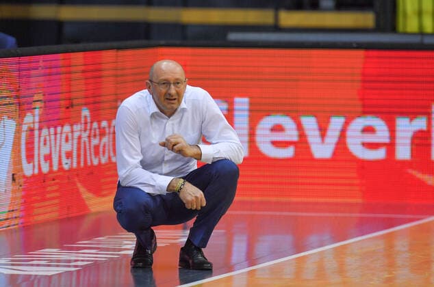 GER, Basketball, EWE Baskets Oldenburg vs BG Göttingen 11.05.2021, EWE Arena, Oldenburg, GER, easy Credit-BBL, EWE Baskets Oldenburg vs BG Göttingen, im Bild Clever am Spielfeldrand Mladen DRIJENCIC (EWE Baskets Oldenburg Headcoach Coach )