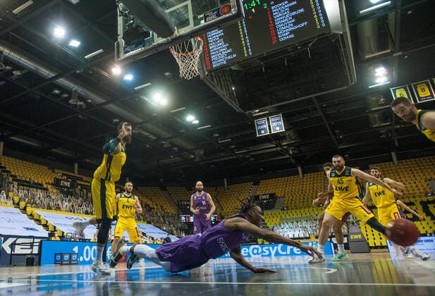 Sport Bilder des Tages GER, Basketball, EWE Baskets Oldenburg vs BG Göttingen 11.05.2021, EWE Arena, Oldenburg, GER, easy Credit-BBL, EWE Baskets Oldenburg vs BG Göttingen, im Bild zu Fall gekommen Deishuan BOOKER ( BG Göttingen 1 ) Martin BREUNING (EWE Baskets Oldenburg 12 ) Nathan BOOTHE (EWE Baskets Oldenburg 45 ) Braydon HOBBS (EWE Baskets Oldenburg 3 )