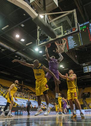GER, Basketball, EWE Baskets Oldenburg vs BG Göttingen 11.05.2021, EWE Arena, Oldenburg, GER, easy Credit-BBL, EWE Baskets Oldenburg vs BG Göttingen, im Bild Tai ODIASE ( BG Göttingen 21 ) Rickey PAULDING (EWE Baskets Oldenburg 23 ) Rasid MAHALBASIC (EWE Baskets Oldenburg 24 )