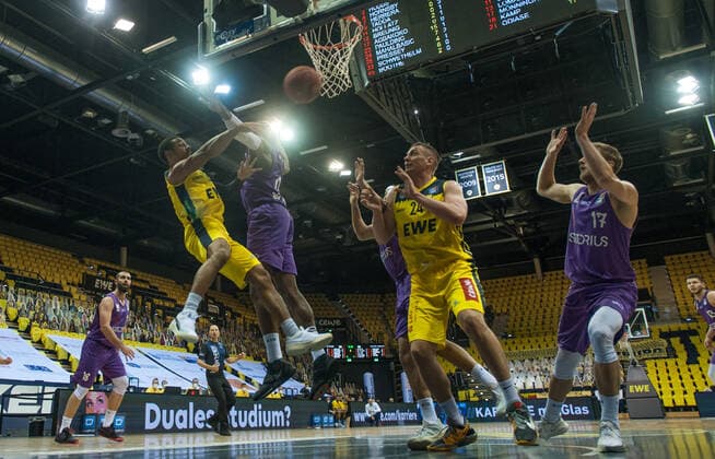 GER, Basketball, EWE Baskets Oldenburg vs BG Göttingen 11.05.2021, EWE Arena, Oldenburg, GER, easy Credit-BBL, EWE Baskets Oldenburg vs BG Göttingen, im Bild Phil PRESSEY (EWE Baskets Oldenburg 25 ) Tai ODIASE ( BG Göttingen 21 ) Deishuan BOOKER ( BG Göttingen 1 ) Rasid MAHALBASIC (EWE Baskets Oldenburg 24 ) Mathis MÖNNINGHOFF MOENNINGHOFF (BG Göttingen 17 )