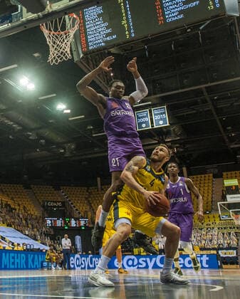 GER, Basketball, EWE Baskets Oldenburg vs BG Göttingen 11.05.2021, EWE Arena, Oldenburg, GER, easy Credit-BBL, EWE Baskets Oldenburg vs BG Göttingen, im Bild Keith HORNSBY (EWE Baskets Oldenburg 4 ) Tai ODIASE ( BG Göttingen 21 )