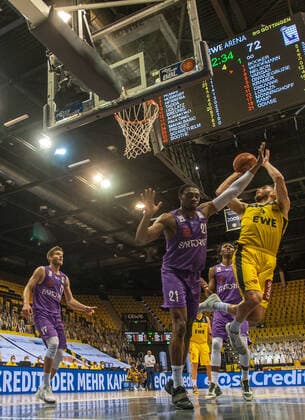 GER, Basketball, EWE Baskets Oldenburg vs BG Göttingen 11.05.2021, EWE Arena, Oldenburg, GER, easy Credit-BBL, EWE Baskets Oldenburg vs BG Göttingen, im Bild Keith HORNSBY (EWE Baskets Oldenburg 4 ) Tai ODIASE ( BG Göttingen 21 )
