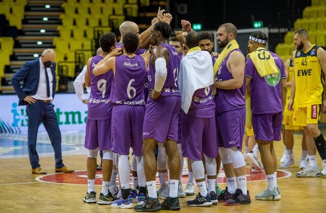 Sport Bilder des Tages GER, Basketball, EWE Baskets Oldenburg vs BG Göttingen 11.05.2021, EWE Arena, Oldenburg, GER, easy Credit-BBL, EWE Baskets Oldenburg vs BG Göttingen, im Bild die letzte Niederlage in der BBL-Saison 20 21 jetzt kommt das Final-Four im Pokal fuer die Goettinger. ( veilchen )