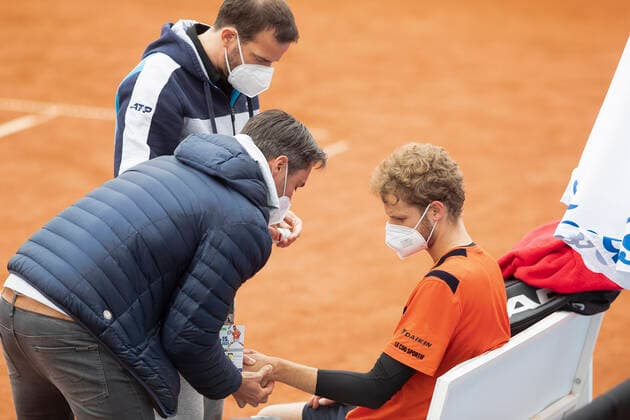 Yannick Hanfmann (GER) hat Schmerzen im linken Handgelenk und wird von einem Doktor und Physiotherapeut, Verletzung, verletzt, Yannick Hanfmann has left wrist pain, is being treated by a doctor and physiotherapist, injury, injured Tennis - Neckarcup2021 - ATP, Tennis Herren Challenger - TC Heilbronn - Heilbronn - Baden-Wuerttemberg - Deutschland - 12 May 2021. Copyright: xJuergenxHasenkopfx