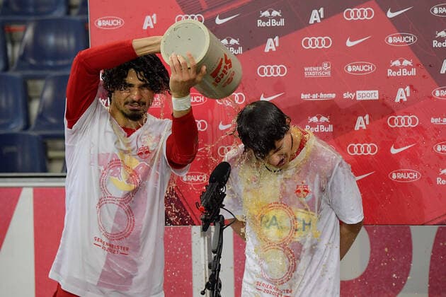 Bilder des Jahres 2021, Sport 05 Mai Sport Themen der Woche KW19 Sport Bilder des Tages Salzburg, Oesterreich 12. Mai 2021: tipico Bundesliga - 2020 2021 - Sp. 30 - RB Salzburg vs. Rapid Wien RB Salzburg feiert den 8. Meistertitel in Folge. Im Bild Bierdusche v.li. von Andre Ramalho (FC Red Bull Salzburg) und Brenden Aaronson (FC Red Bull Salzburg), Red Bull Arena *** Salzburg, Oesterreich 12 May 2021 tipico Bundesliga 2020 2021 Sp 30 RB Salzburg vs Rapid Wien RB Salzburg celebrates the 8 championship title in a row In the picture beer shower from left of Andre Ramalho FC Red Bull Salzburg and Brenden Aaronson FC Red Bull Salzburg , Red Bull Arena Copyright: xFotostandx xWassmuthx