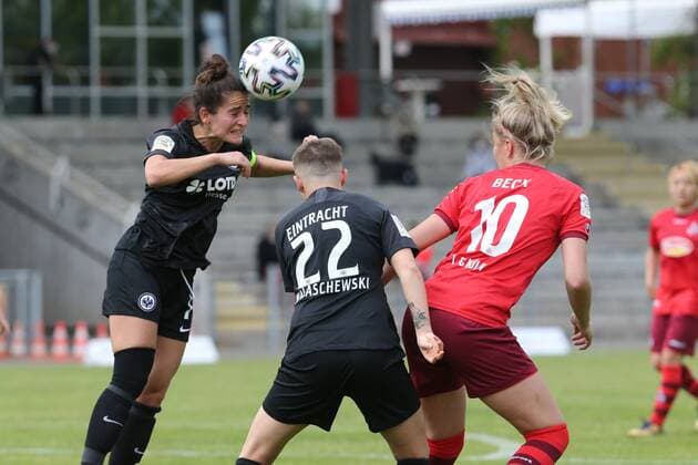 Caroline Krawczyk (Eintracht Frankfurt Frauen II, Nr. 7) rettet per Kopf im Strafraum vor Sharon Beck (1. FC Köln Frauen, Nr. 10), Fabienne Walaschewski (Eintracht Frankfurt Frauen II, Nr. 22) , Eintracht Frankfurt Frauen II - 1. FC Köln Frauen, 2. Bundesliga Frauen, Saison 2020 2021, 113.05.2021, -