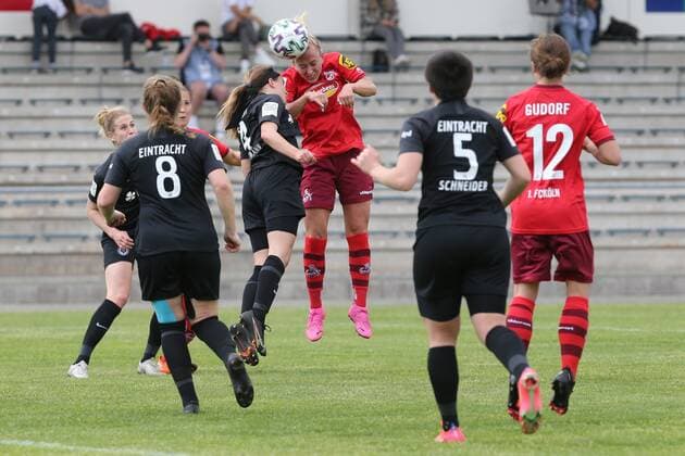 Kopfballduell Kara Bathmann (Eintracht Frankfurt Frauen II, Nr. 4) gegen Mandy Islacker (1. FC Köln Frauen, Nr. 8) , Eintracht Frankfurt Frauen II - 1. FC Köln Frauen, 2. Bundesliga Frauen, Saison 2020 2021, 113.05.2021, -
