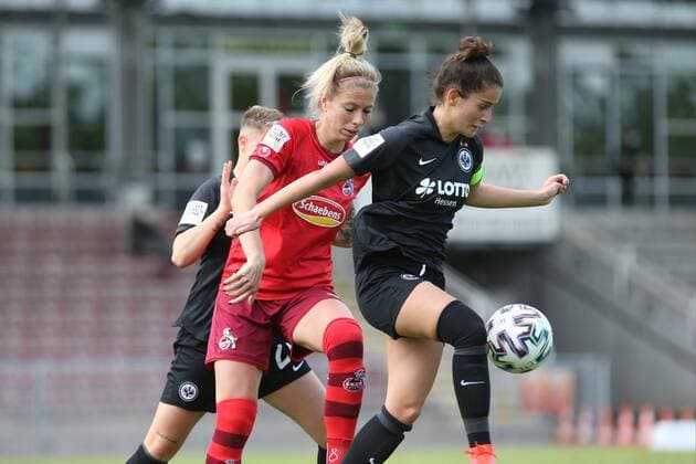 Caroline Krawczyk (Eintracht Frankfurt Frauen II, Nr. 7) schneller am Ball als Sharon Beck (1. FC Köln Frauen, Nr. 10) , Eintracht Frankfurt Frauen II - 1. FC Köln Frauen, 2. Bundesliga Frauen, Saison 2020 2021, 113.05.2021, -