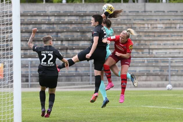 Torhüterin Nina Meck (Eintracht Frankfurt Frauen II, Nr. 24) rettet vor Mandy Islacker (1. FC Köln Frauen, Nr. 8) mit Thome Schneider (Eintracht Frankfurt Frauen II, Nr. 5) , Eintracht Frankfurt Frauen II - 1. FC Köln Frauen, 2. Bundesliga Frauen, Saison 2020 2021, 113.05.2021, -