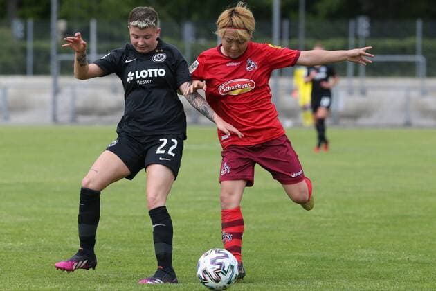 Fabienne Walaschewski (Eintracht Frankfurt Frauen II, Nr. 22) im Zweikampf mit Yuka Hirano (1. FC Köln Frauen, Nr. 17) , Eintracht Frankfurt Frauen II - 1. FC Köln Frauen, 2. Bundesliga Frauen, Saison 2020 2021, 113.05.2021, -