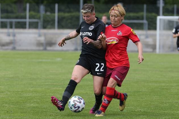 Fabienne Walaschewski (Eintracht Frankfurt Frauen II, Nr. 22) im Zweikampf mit Yuka Hirano (1. FC Köln Frauen, Nr. 17) , Eintracht Frankfurt Frauen II - 1. FC Köln Frauen, 2. Bundesliga Frauen, Saison 2020 2021, 113.05.2021, -