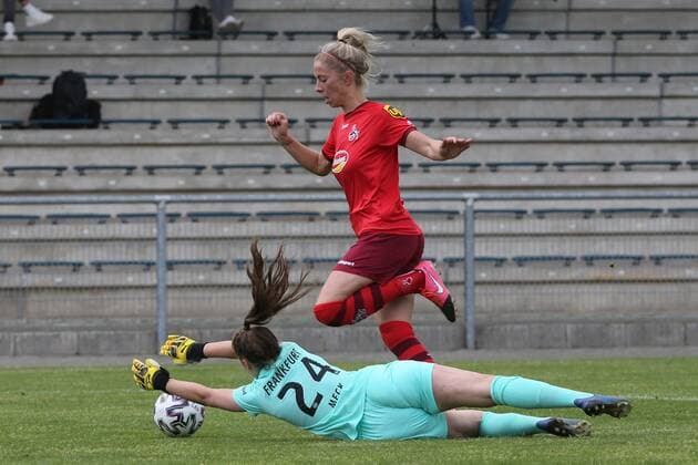Torhüterin Nina Meck (Eintracht Frankfurt Frauen II, Nr. 24) im direkten Duell mit Sharon Beck (1. FC Köln Frauen, Nr. 10) , Eintracht Frankfurt Frauen II - 1. FC Köln Frauen, 2. Bundesliga Frauen, Saison 2020 2021, 113.05.2021, -