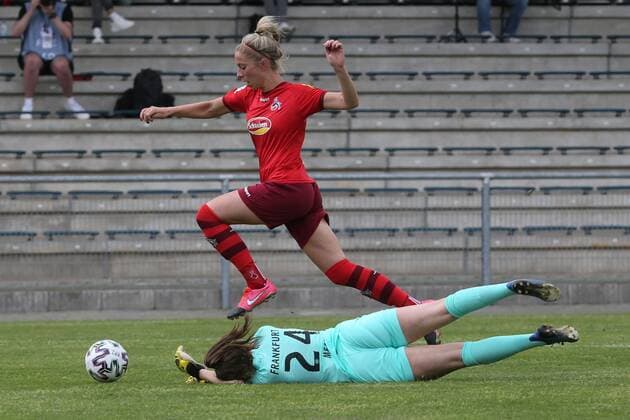 Torhüterin Nina Meck (Eintracht Frankfurt Frauen II, Nr. 24) im direkten Duell mit Sharon Beck (1. FC Köln Frauen, Nr. 10) , Eintracht Frankfurt Frauen II - 1. FC Köln Frauen, 2. Bundesliga Frauen, Saison 2020 2021, 113.05.2021, -
