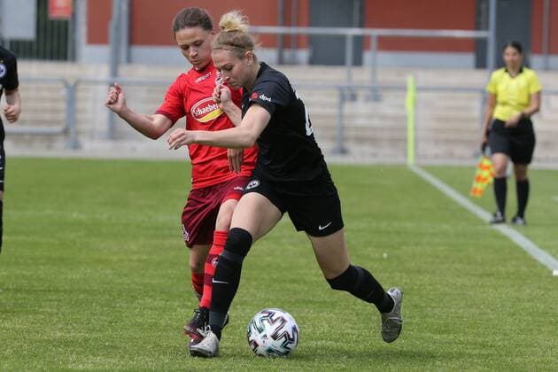 Saskia Matheis (Eintracht Frankfurt Frauen II, Nr. 25) im Zweikampf mit Alicia Gudorf (1. FC Köln Frauen, Nr. 12) , Eintracht Frankfurt Frauen II - 1. FC Köln Frauen, 2. Bundesliga Frauen, Saison 2020 2021, 113.05.2021, -