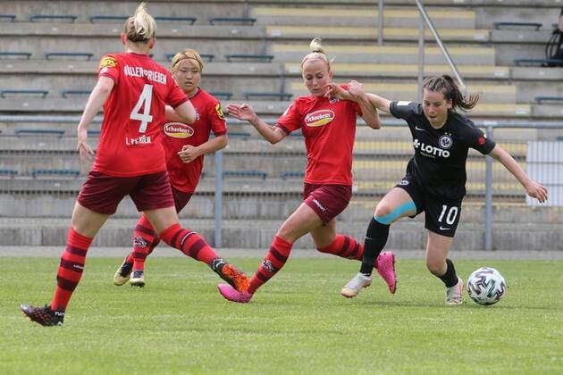 Beste Torchance der Eintracht nach einem Zweikampf von Jonna Brengel (Eintracht Frankfurt Frauen II, Nr. 10) gegen Mandy Islacker (1. FC Köln Frauen, Nr. 8) , Eintracht Frankfurt Frauen II - 1. FC Köln Frauen, 2. Bundesliga Frauen, Saison 2020 2021, 113.05.2021, -
