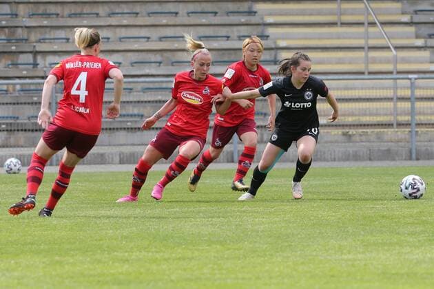 Beste Torchance der Eintracht nach einem Zweikampf von Jonna Brengel (Eintracht Frankfurt Frauen II, Nr. 10) gegen Mandy Islacker (1. FC Köln Frauen, Nr. 8) , Eintracht Frankfurt Frauen II - 1. FC Köln Frauen, 2. Bundesliga Frauen, Saison 2020 2021, 113.05.2021, -