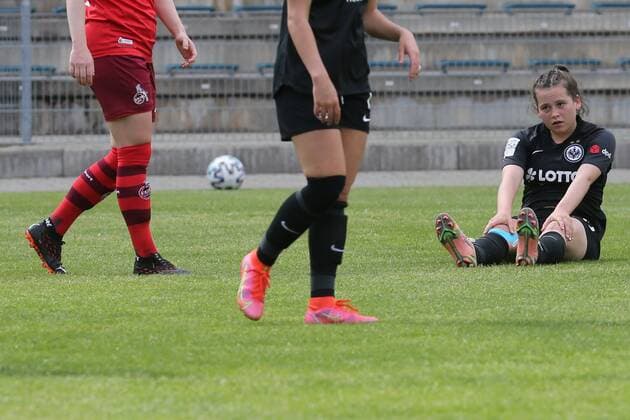 Nach vergebener Torchance enttäuschte Jonna Brengel (Eintracht Frankfurt Frauen II, Nr. 10) am Boden sitzend , Eintracht Frankfurt Frauen II - 1. FC Köln Frauen, 2. Bundesliga Frauen, Saison 2020 2021, 113.05.2021, -