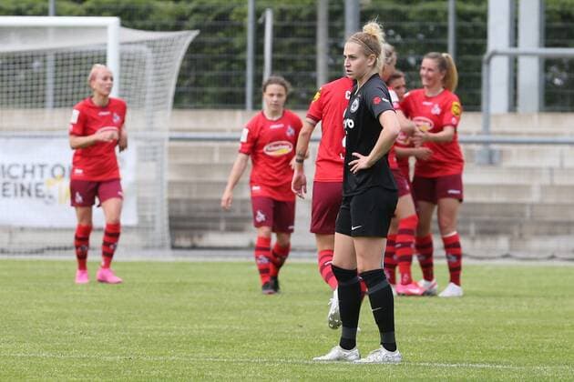 gefrustete Saskia Matheis (Eintracht Frankfurt Frauen II, Nr. 25) nach erneutem Gegentor, Feiernde Kölnerinnen im Hintergrund , Eintracht Frankfurt Frauen II - 1. FC Köln Frauen, 2. Bundesliga Frauen, Saison 2020 2021, 113.05.2021, -