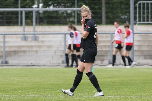 gefrustete Saskia Matheis (Eintracht Frankfurt Frauen II, Nr. 25) nach erneutem Gegentor , Eintracht Frankfurt Frauen II - 1. FC Köln Frauen, 2. Bundesliga Frauen, Saison 2020 2021, 113.05.2021, -