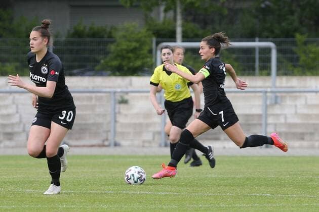 Caroline Krawczyk (Eintracht Frankfurt Frauen II, Nr. 7) im schnellen Spielaufbau , Eintracht Frankfurt Frauen II - 1. FC Köln Frauen, 2. Bundesliga Frauen, Saison 2020 2021, 113.05.2021, -
