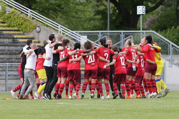 Die Kölnerinnen feiern Ihren Sieg , Eintracht Frankfurt Frauen II - 1. FC Köln Frauen, 2. Bundesliga Frauen, Saison 2020 2021, 113.05.2021, -