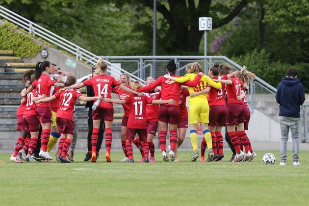 Die Kölnerinnen feiern Ihren Sieg , Eintracht Frankfurt Frauen II - 1. FC Köln Frauen, 2. Bundesliga Frauen, Saison 2020 2021, 113.05.2021, -