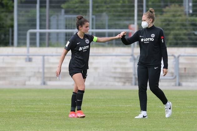 Abklatschen von Trainerin Kim Kulig (Eintracht Frankfurt Frauen II) mit Kapitän Caroline Krawczyk (Eintracht Frankfurt Frauen II, Nr. 7) , Eintracht Frankfurt Frauen II - 1. FC Köln Frauen, 2. Bundesliga Frauen, Saison 2020 2021, 113.05.2021, -