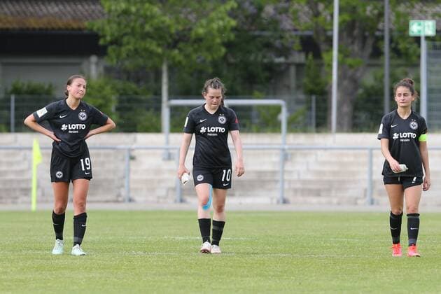 Frust nach der Niederlage von Franka Weber (Eintracht Frankfurt Frauen II, Nr. 19), Jonna Brengel (Eintracht Frankfurt Frauen II, Nr. 10) und Caroline Krawczyk (Eintracht Frankfurt Frauen II, Nr. 7) , Eintracht Frankfurt Frauen II - 1. FC Köln Frauen, 2. Bundesliga Frauen, Saison 2020 2021, 113.05.2021, -
