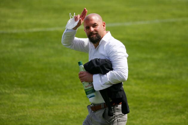 13.05.2021 2.BL 6. Spieltag Eintracht Frankfurt II 1.FC Köln v.l., Trainer Sascha Michel Glass (1.FC Köln) gibt Anweisungen, gestikuliert, mit den Armen gestikulieren gives instructions, gesticulate. (DFL DFB REGULATIONS PROHIBIT ANY USE OF PHOTOGRAPHS as IMAGE SEQUENCES and or QUASI-VIDEO) Copyright: JoaquimxFerreira