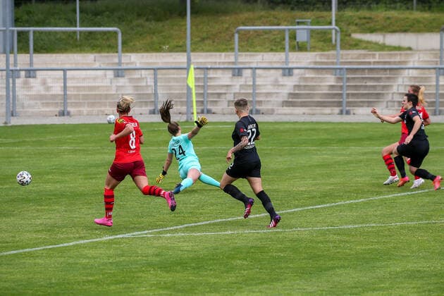 13.05.2021 2.BL 6. Spieltag Eintracht Frankfurt II 1.FC Köln v.l., Torfrau Nina Meck (Eintracht Frankfurt II), Rachel Miriam Rinast (1.FC Köln) Goal scored, Tor zum 0:3 (DFL DFB REGULATIONS PROHIBIT ANY USE OF PHOTOGRAPHS as IMAGE SEQUENCES and or QUASI-VIDEO) Copyright: JoaquimxFerreira