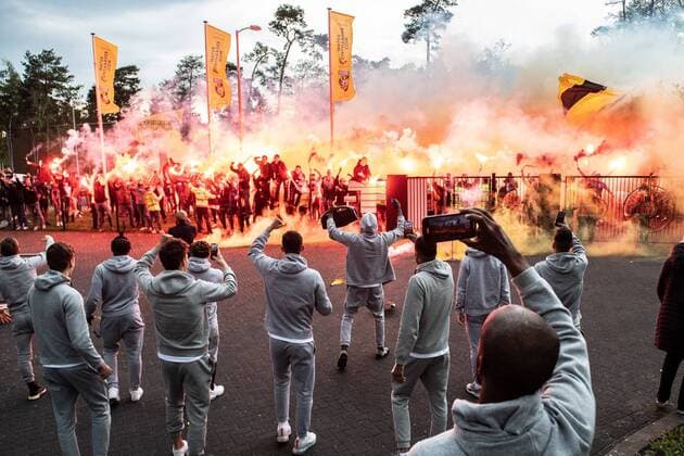 Bilder des Jahres 2021, Sport 05 Mai Sport Themen der Woche KW19 Sport Bilder des Tages ARNHEM, 13-05-2021, Papendal, football, Dutch Eredivisie, season 2020 2021, Vitesse goalkeeper Remko Pasveer celebrating European football after the match Fortuna Sittard - Vitesse 3-3 at Papendal Vitesse celebrating European footall  x11781495x Copyright: