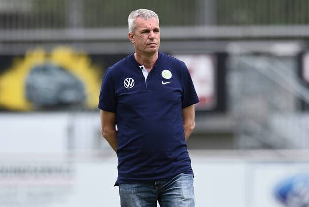 Fußball Frauen Saison 2020 2021 2.Bundesliga-Nord 14. Spieltag: SpVg Berghofen - VfL Wolfsburg II am 13.05.2021 im Waldstadion in Dortmund Aplerbeck Steffen Beck ( Trainer VfL Wolfsburg II ) DFB regulations prohibit any use of photographs as image sequences and or quasi-video. Nordrhein-Westfalen Deutschland