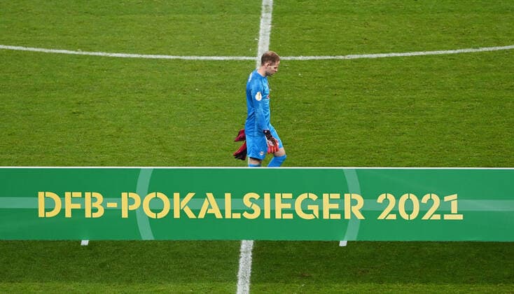 Sport Bilder des Tages Fussball, Herren, Saison 2020 2021, 78. Finale um den DFB-Pokal in Berlin, RB Leipzig - Borussia Dortmund, Torhüter Peter Gulacsi (RB Leipzig), Enttäuschung nach Abpfiff, 13.05. 2021, *** Football, men, 2020 2021 season, 78 DFB Pokal final in Berlin, RB Leipzig Borussia Dortmund, goalkeeper Peter Gulacsi RB Leipzig , disappointment after final whistle, 13 05 2021, Copyright: xMatthiasxKochx