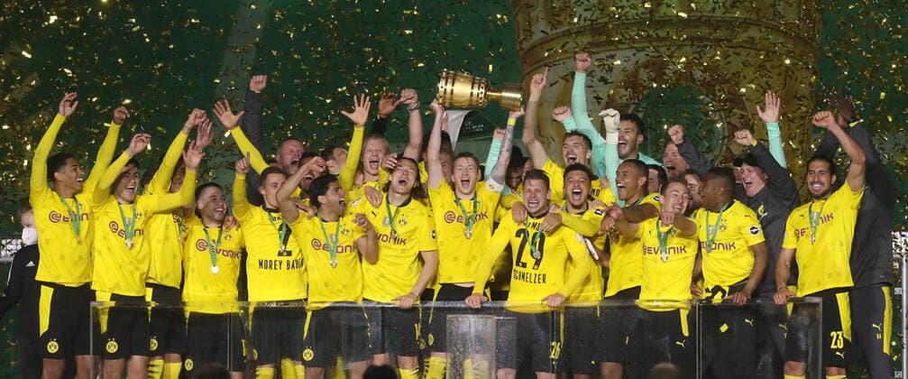 Bilder des Jahres 2021, Sport 05 Mai Sport Themen der Woche KW19 Sport Bilder des Tages Pokalfinale RB Leipzig - Dortmund 13.05.2021 Berlin, 13.05.2021, Olympiastadion, Fussball, DFB - Pokalfinale , RB Leipzig vs. BVB Borussia Dortmund 1:4 (0:3) , Siegerehrung. Im Bild: Pokalsieger Borussia Dortmund , DFB regulations prohibit any use of photographs as image sequences and or quasi-video. , *** Pokalfinale RB Leipzig Dortmund 13 05 2021 Berlin, 13 05 2021, Olympiastadion, Fussball, DFB Pokalfinale , RB Leipzig vs BVB Borussia Dortmund 1 4 0 3 , Siegerehrung Im Bild Pokalsieger Borussia Dortmund , DFB regulations prohibit any use of photographs as image sequences and or quasi video ,