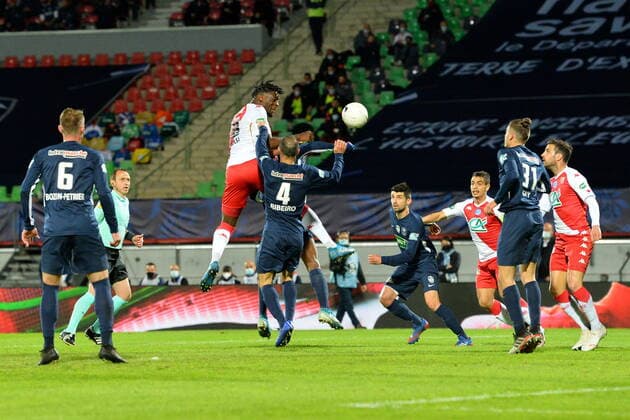 Sport Bilder des Tages Fußball, Coupe de France, GFA Rumilly-Vallieres - AS Monaco Jean Manuel Ribeiro (rumilly) vs Axel Disasi (monaco) FOOTBALL : GFA Rumilly Vallieres vs AS Monaco - 1 2 de finale de Coupe de France - 13 05 2021 FredericChambert Panoramic 
