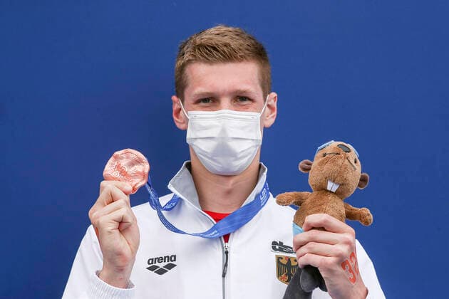Bilder des Jahres 2021, Sport 05 Mai Sport Themen der Woche KW19 Sport Bilder des Tages WELLBROCK Florian Team GER mit Medaille 3.Platz über 10km Freiwasserschwimmen bei der Schwimm Europameisterschaften 2021 in Budapest am 13.Mai 2021 *** WELLBROCK Florian Team GER with medal 3 place over 10km Open Water Swimming at the European Swimming Championships 2021 in Budapest on 13 May 2021