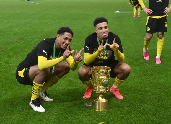 Jubel mit Pokal, v.li., Jude Bellingham (Borussia Dortmund), Jadon Sancho (Borussia Dortmund) 13.05.2021, Fussball GER, Saison 2020 2021, DFB Pokal, Finale in Berlin, RB Leipzig - Borussia Dortmund 1:4, , Foto: Maik Hölter TEAM2sportphoto ***DFB regulations prohibit any use of photographs as image sequences and or quasi-video.*** Berlin Olympiastadion Deutschland *** Jude Bellingham Borussia Dortmund , Jadon Sancho Borussia Dortmund 13 05 2021, Football GER, Season 2020 2021, DFB Pokal, Final in Berlin, RB Leipzig Borussia Dortmund 1 4, , Photo Maik Hölter TEAM2sportphoto DFB regulations prohibit any use of photographs as image sequences and or quasi video Berlin Olympiastadion Germany Team2