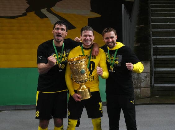 Jubel mit Pokal, v.li., Mats Hummels (Borussia Dortmund), Lukasz Piszczek (Borussia Dortmund), Marcel Schmelzer (Borussia Dortmund) 13.05.2021, Fussball GER, Saison 2020 2021, DFB Pokal, Finale in Berlin, RB Leipzig - Borussia Dortmund 1:4, , Foto: Maik Hölter TEAM2sportphoto ***DFB regulations prohibit any use of photographs as image sequences and or quasi-video.*** Berlin Olympiastadion Deutschland *** Cheering with cup, from left , Mats Hummels Borussia Dortmund , Lukasz Piszczek Borussia Dortmund , Marcel Schmelzer Borussia Dortmund 13 05 2021, Football GER, Season 2020 2021, DFB Cup, Final in Berlin, RB Leipzig Borussia Dortmund 1 4, , Photo Maik Hölter TEAM2sportphoto DFB regulations prohibit any use of photographs as image sequences and or quasi video Berlin Olympiastadion Germany Team2
