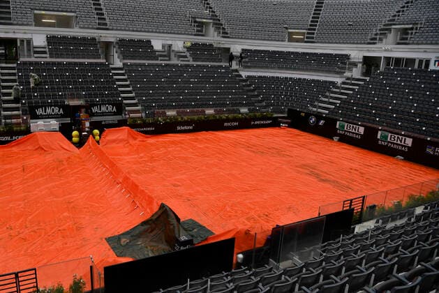 Photo Fabrizio Corradetti - LaPresse 14 05 2021 Roma (Italy) Tennis Quarter final Novak Djokovic (SRB) vs Stefanos Tsitsipas (GRE) Internazionali BNL d Italia 2021 In the pic: match suspended for rain  Copyright: xFabrizioxCorradetti LaPressex