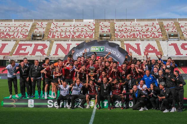 Photo Alessandro Garofalo LaPresse May 13, 2021 Salerno, Italy soccer Salernitana awarded for promotion to Serie A - Italian Football Championship League BKT 2020 2021 - Arechi stadium. In the pic: celebration victory  Copyright: xAlessandroxGarofalo LaPressex