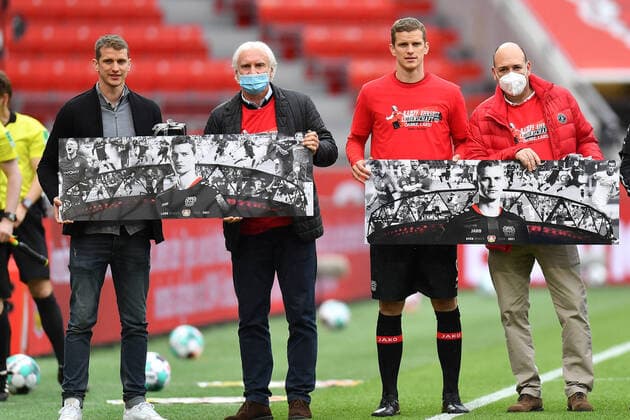 Bilder des Jahres 2021, Sport 05 Mai Sport Themen der Woche KW19 Sport Bilder des Tages Fußball: 1. Bundesliga, Saison 2020 2021, 33. Spieltag, Bayer 04 Leverkusen gegen 1. FC Union Berlin am 15.05.2021 in der BayArena in Leverkusen. YY Leverkusen Lars Bender, Rudi Völler, Sven Bender und Fernando Carro bei der Verabschiedung vor dem Spiel. DFL REGULATIONS PROHIBIT ANY USE OF PHOTOGRAPHS AS IMAGE SEQUENCES AND OR QUASI-VIDEO. *** Football 1 Bundesliga, Season 2020 2021, 33 Matchday, Bayer 04 Leverkusen vs 1 FC Union Berlin on 15 05 2021 at BayArena in Leverkusen YY Leverkusen Lars Bender, Rudi Völler, Sven Bender and Fernando Carro at the farewell before the match DFL REGULATIONS PROHIBIT ANY USE OF PHOTOGRAPHS AS IMAGE SEQUENCES AND OR QUASI VIDEO Copyright: xChristopherxNeundorf Kirchner-Mediax
