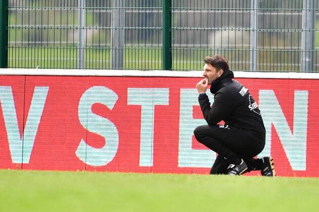 15.05.2021, xbrx, Fussball Regionalliga Suedwest, TSV Steinbach - Hessen Kassel emspor, v.l. konzentriert, Konzentration, Alipour, Adrian (Trainer - TSV Steinbach Haiger) (DFL DFB REGULATIONS PROHIBIT ANY USE OF PHOTOGRAPHS as IMAGE SEQUENCES and or QUASI-VIDEO) Haiger