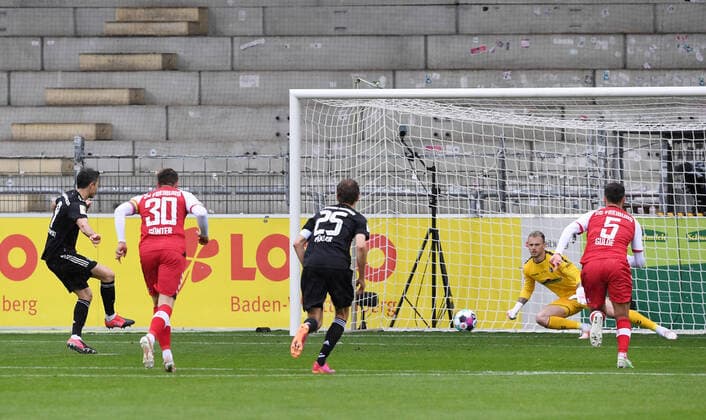 Bilder des Jahres 2021, Sport 05 Mai Sport Themen der Woche KW19 Fussball 1. Bundesliga Saison 2020 2021 33. Spieltag SC Freiburg - FC Bayern Muenchen 15.05.2021 Robert Lewandowski (li, FC Bayern Muenchen) erzielt per Elfmeter zum-01 sein 40. Treffer in dieser Saison und zieht damit mit dem bisheriger Rekordhalter Gerd Mueller (FC Bayern Muenchen) 40 Tore gelangen ihm in der Saison 1971 1972 *** Football 1 Bundesliga Saison 2020 2021 33 Spieltag SC Freiburg FC Bayern Muenchen 15 05 2021 Robert Lewandowski li, FC Bayern Muenchen scores his 40th goal of the season on a penalty kick and thus draws level with the previous record holder Gerd Mueller FC Bayern Muenchen 40 goals he scored in the 1971 1972 season.