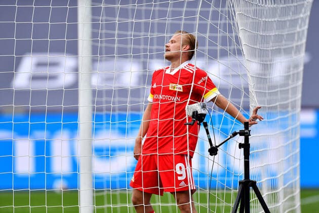 Fußball: 1. Bundesliga, Saison 2020 2021, 33. Spieltag, Bayer 04 Leverkusen gegen 1. FC Union Berlin am 15.05.2021 in der BayArena in Leverkusen. YY Berlins Joel Pohjanpalo steht enttäuscht im Tornetz. DFL REGULATIONS PROHIBIT ANY USE OF PHOTOGRAPHS AS IMAGE SEQUENCES AND OR QUASI-VIDEO. *** Fußball 1 Bundesliga, Saison 2020 2021, 33 Spieltag, Bayer 04 Leverkusen vs 1 FC Union Berlin on 15 05 2021 at BayArena in Leverkusen YY Berlins Joel Pohjanpalo stands disappointed in the goal net DFL REGULATIONS PROHIBIT ANY USE OF PHOTOGRAPHS AS IMAGE SEQUENCES AND OR QUASI VIDEO Copyright: xChristopherxNeundorf Kirchner-Mediax