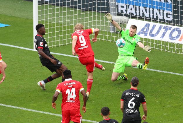 Leverkusen, Deutschland, 16.05.2021, 1. Bundesliga 33. Spieltag, Bayer 04 Leverkusen - 1. FC Union Berlin, Joel Pohjanpalo (Union) zum 1-1 und Torwart Lukas Hradecky (Leverkusen) DFL REGULATIONS PROHIBIT ANY USE OF PHOTOGRAPHS AS IMAGE SEQUENCES AND OR QUASI-VIDEO *** Leverkusen, Germany, 16 05 2021, 1 Bundesliga 33 Matchday, Bayer 04 Leverkusen 1 FC Union Berlin, Joel Pohjanpalo Union to 1 1 and goalkeeper Lukas Hradecky Leverkusen DFL REGULATES PROHIBIT ANY USE OF PHOTOGRAPHS AS IMAGE SEQUENCES AND OR QUASI VIDEO