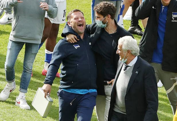 Bilder des Jahres 2021, Sport 05 Mai Sport Themen der Woche KW19 Sport Bilder des Tages Trainer Pal Dardai, Sportdirektor Arne Friedrich Freude Emotion Jubel nach Klassenerhalt Fußball Fussball DFL Bundesliga Herren Saison 2020 2021 15.05.2021 Hertha BSC Berlin vs. 1.FC Köln Geisterspiel wegen Corona Covid 19 *** Coach Pal Dardai, sport director Arne Friedrich joy emotion jubilation after class preservation sports football soccer DFL Bundesliga men season 2020 2021 15 05 2021 Hertha BSC Berlin vs 1 FC Köln ghost match due to Corona Covid 19