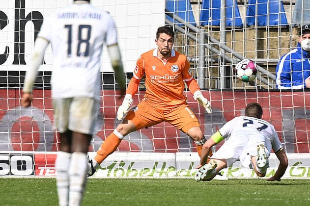 Bielefeld, Schueco Arena, 15.05.21, GER, Herren, 1.Bundesliga, Saison 2020-2021, DSC Arminia Bielefeld - TSG 1899 Hoffenheim Bild: Torchance Andrej Kramaric (Hoffenheim), Torwart Stefan Ortega (Bielefeld) haelt Nur fuer journalistische Zwecke! Only for editorial use! Gemaess den Vorgaben der DFL Deutsche Fußball Liga ist es untersagt, in dem Stadion und oder vom Spiel angefertigte Fotoaufnahmen in Form von Sequenzbildern und oder videoaehnlichen Fotostrecken zu verwerten bzw. verwerten zu lassen. DFL regulations prohibit any use of photographs as image sequences and or quasi-video. Nordrhein-Westfalen Deutschland